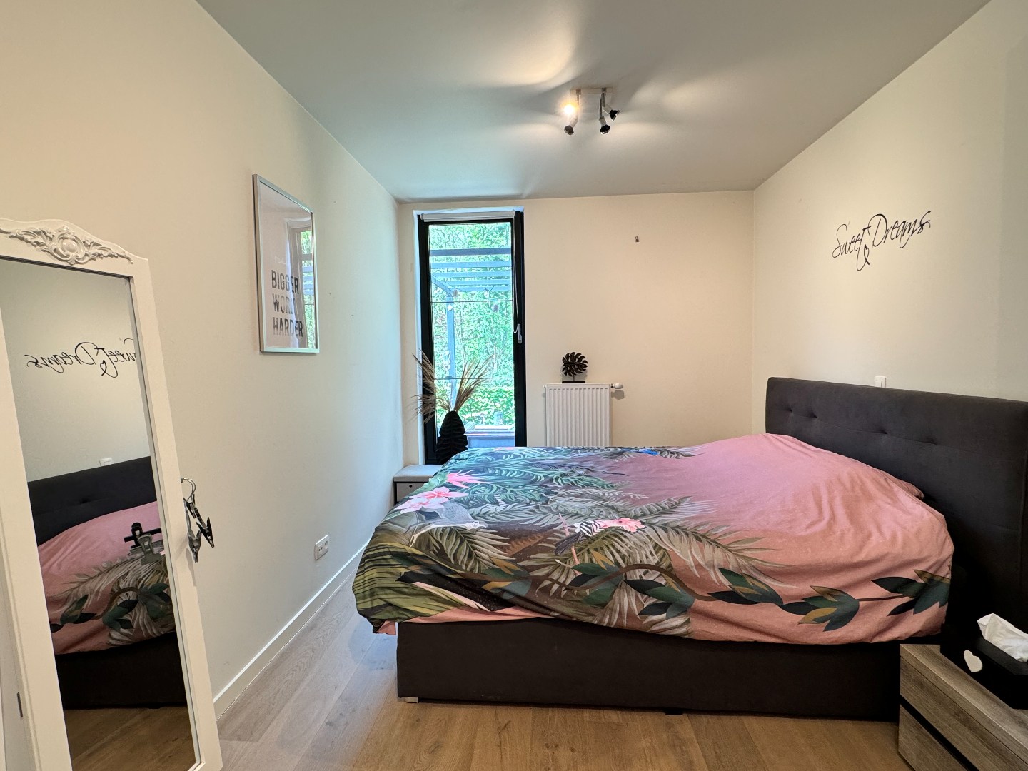 Prachtig zonnig en energievriendelijk appartement op het gelijkvloers met dubbele garage. 