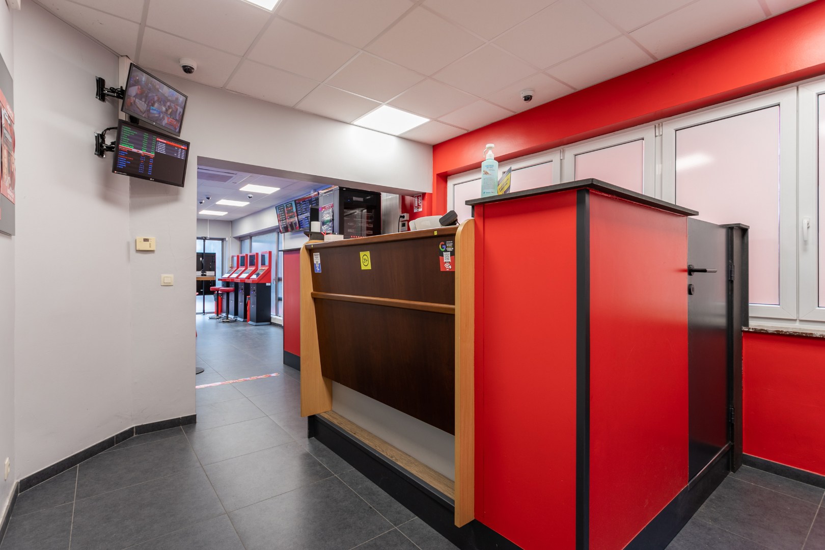 opbrengsteigendom: commercieel glv en 3 appt 