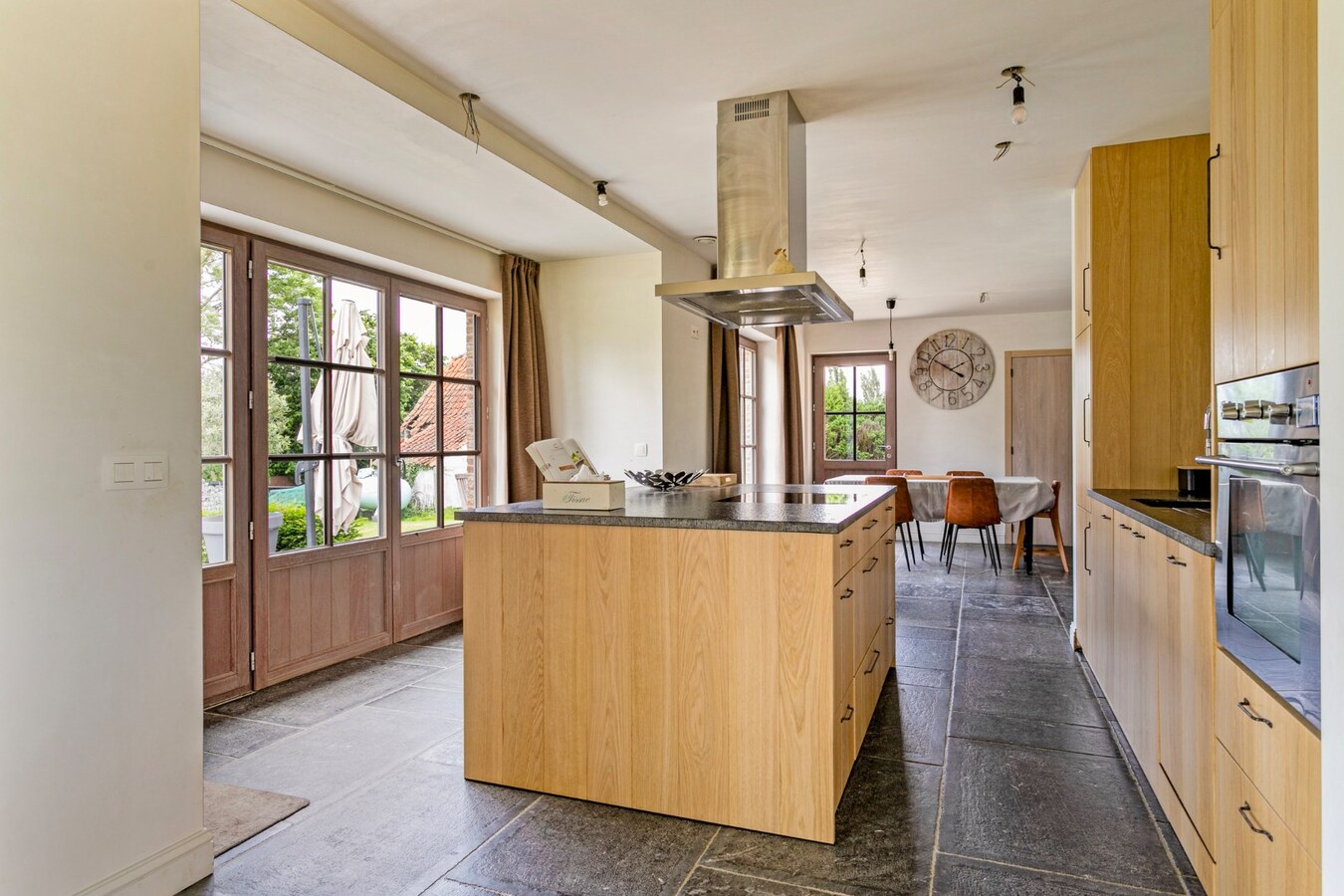 Uitzonderlijk gelegen landelijke villa met bijgebouw 