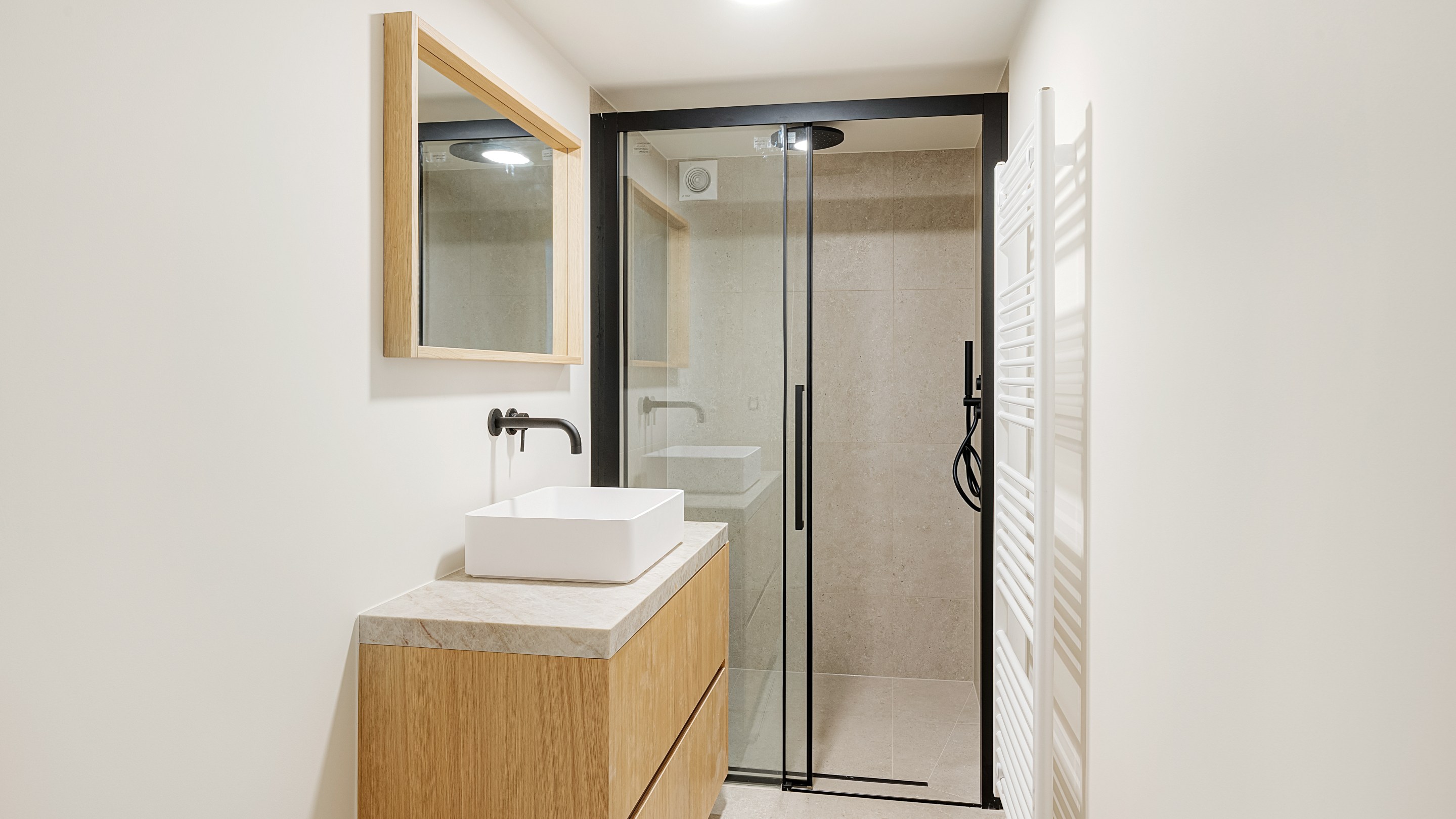 Op een uitmuntende locatie in Duinbergen, op wandelafstand van het strand en de duinen, bevindt zich deze prachtig en hoogwaardig gerenoveerde koppelvilla. 