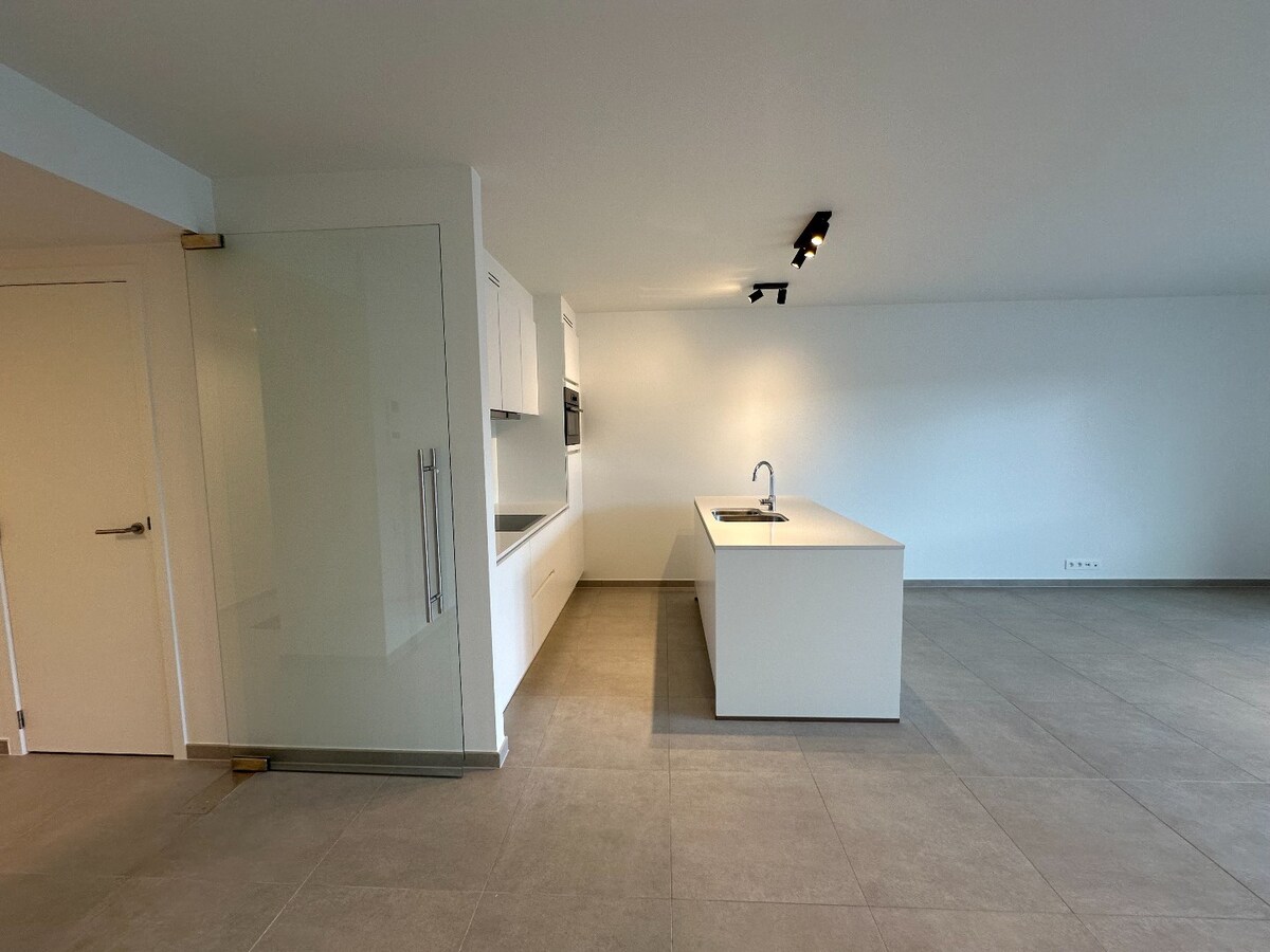 Prachtig nieuwbouwappartement op de vierde verdieping, pal in het centrum van Roeselare 