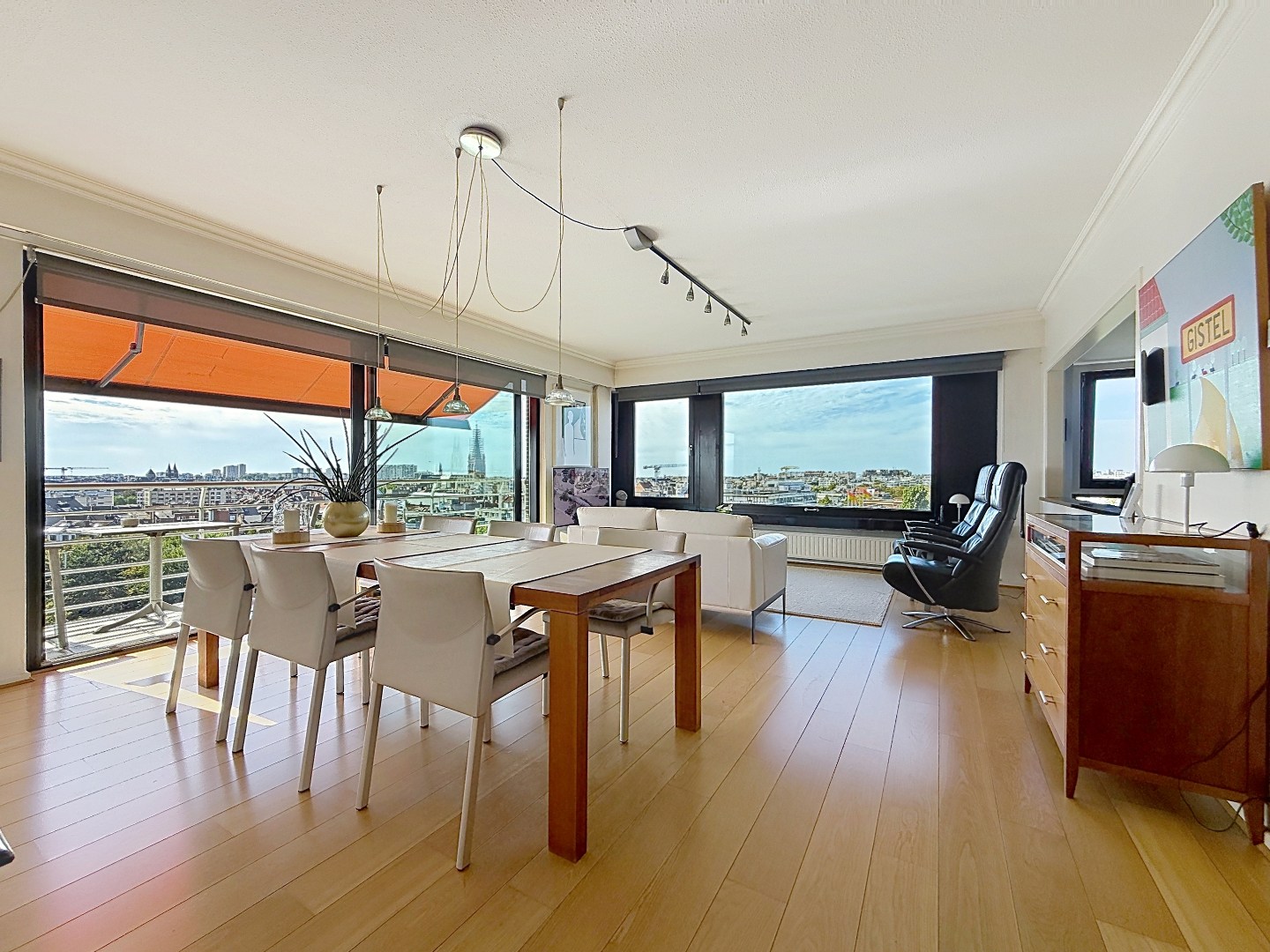 Appartement prêt à emménager exceptionnellement bien situé avec une vue magnifique sur le port de plaisance. 
