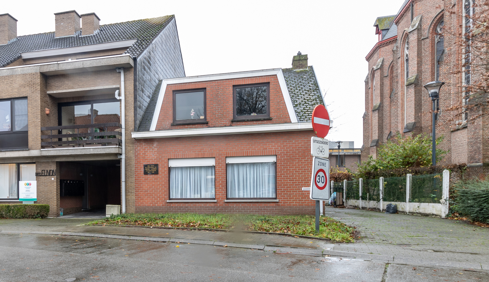 Woning met 3 slaapkamer en dubbele garage in centrum te Koekelare 