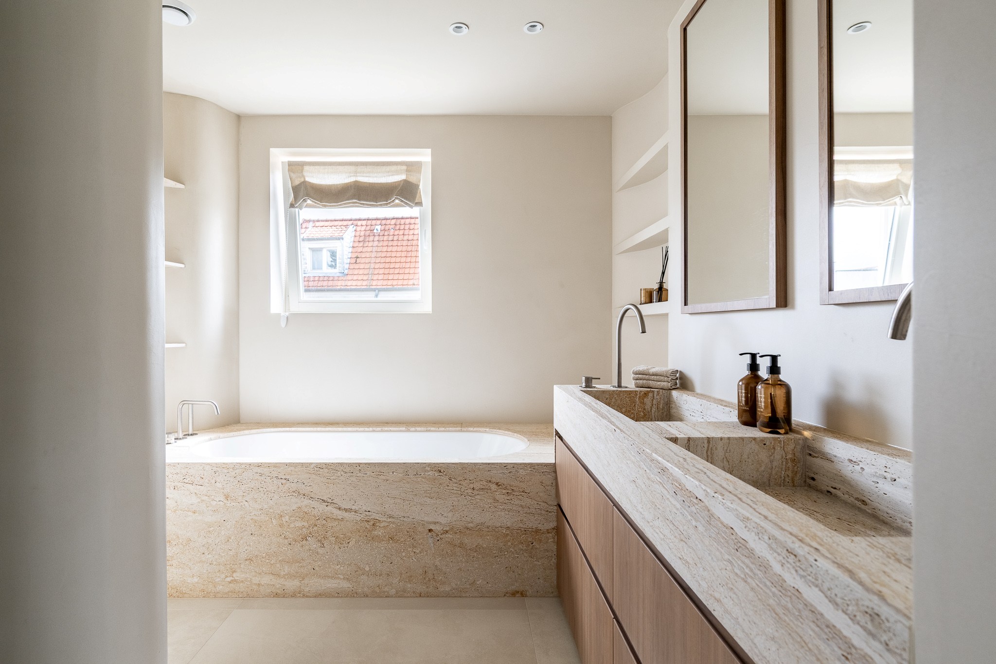 Très luxueuse et charmante villa jumelée rénovée, située à proximité du centre commercial de Knokke. 