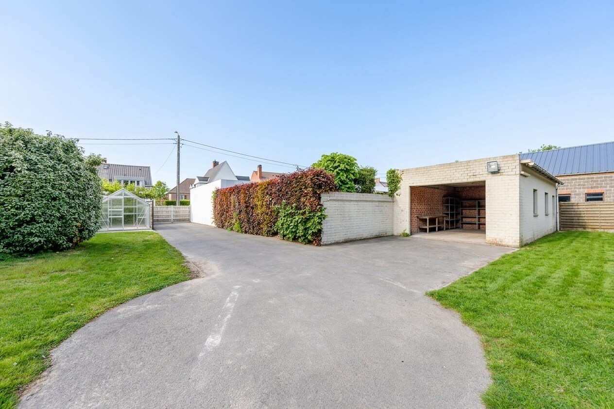 Wonen en werken combineren op toplocatie te Ichtegem - handelswoning met ruime woonst, tuin en garage 