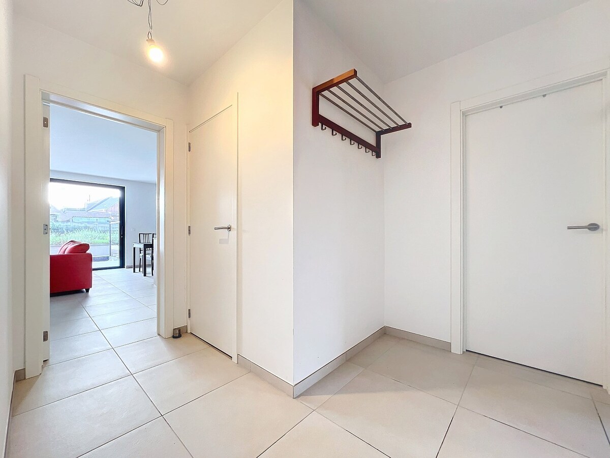 Gelijkvloers nieuwbouwapp. met tuin en garage, centrum Herzele 