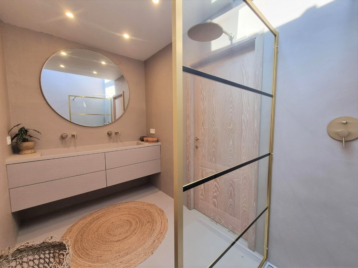 Zeer knappe woning met drie grote slaapkamers, tuin en mogelijk tot garage - Heist 