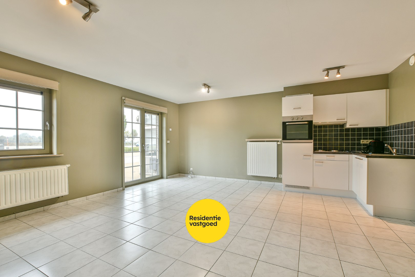 Modern gelijkvloers appartement met 2 slaapkamers– op slechts 500m van strand en zee! 