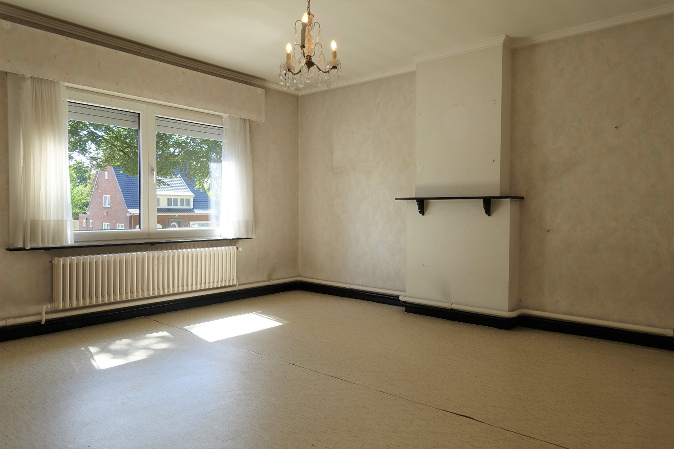 Half-open woning met garage/loods op uitstekende ligging 