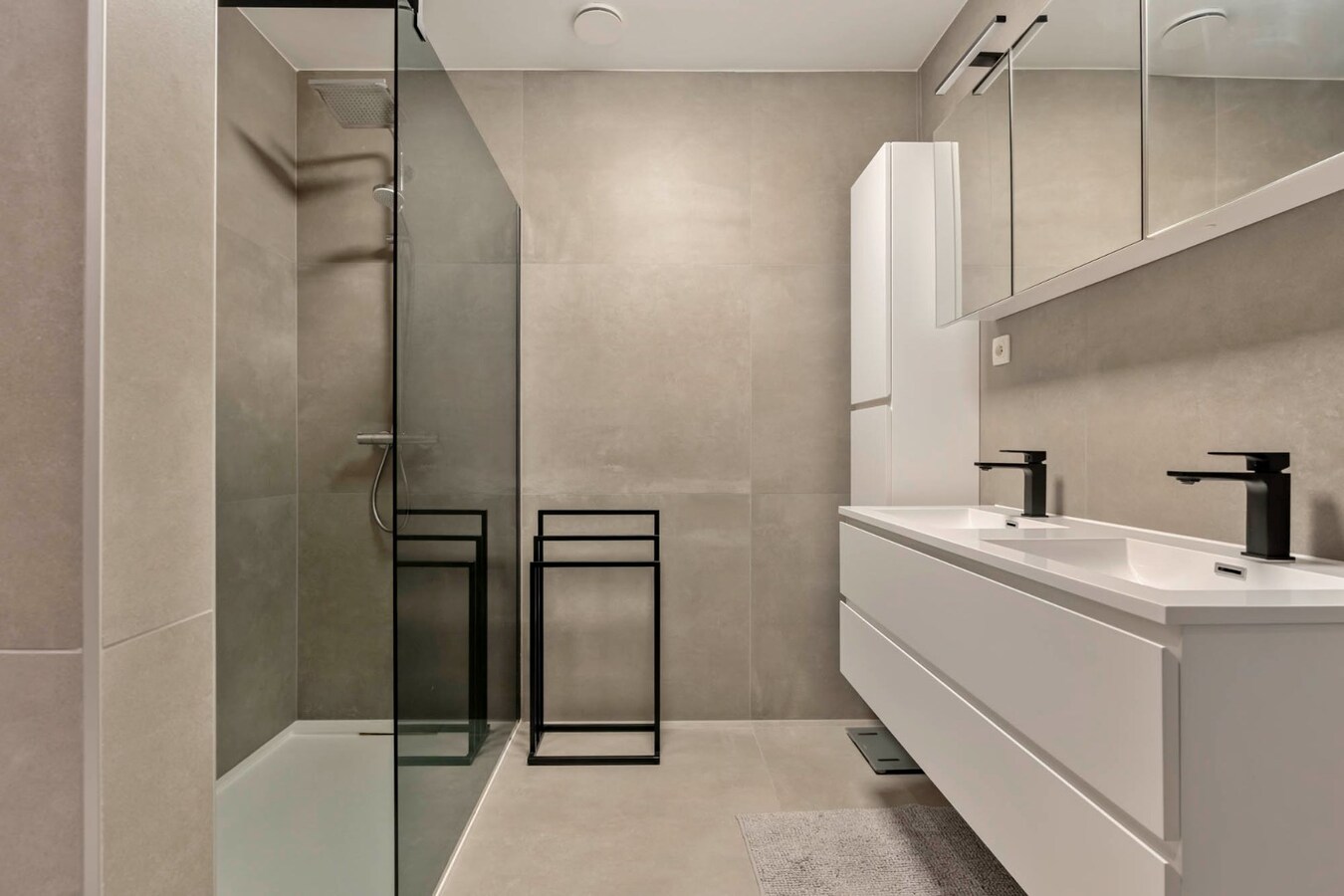 Recent duplex appartement met 2 slaapkamers en garage. 