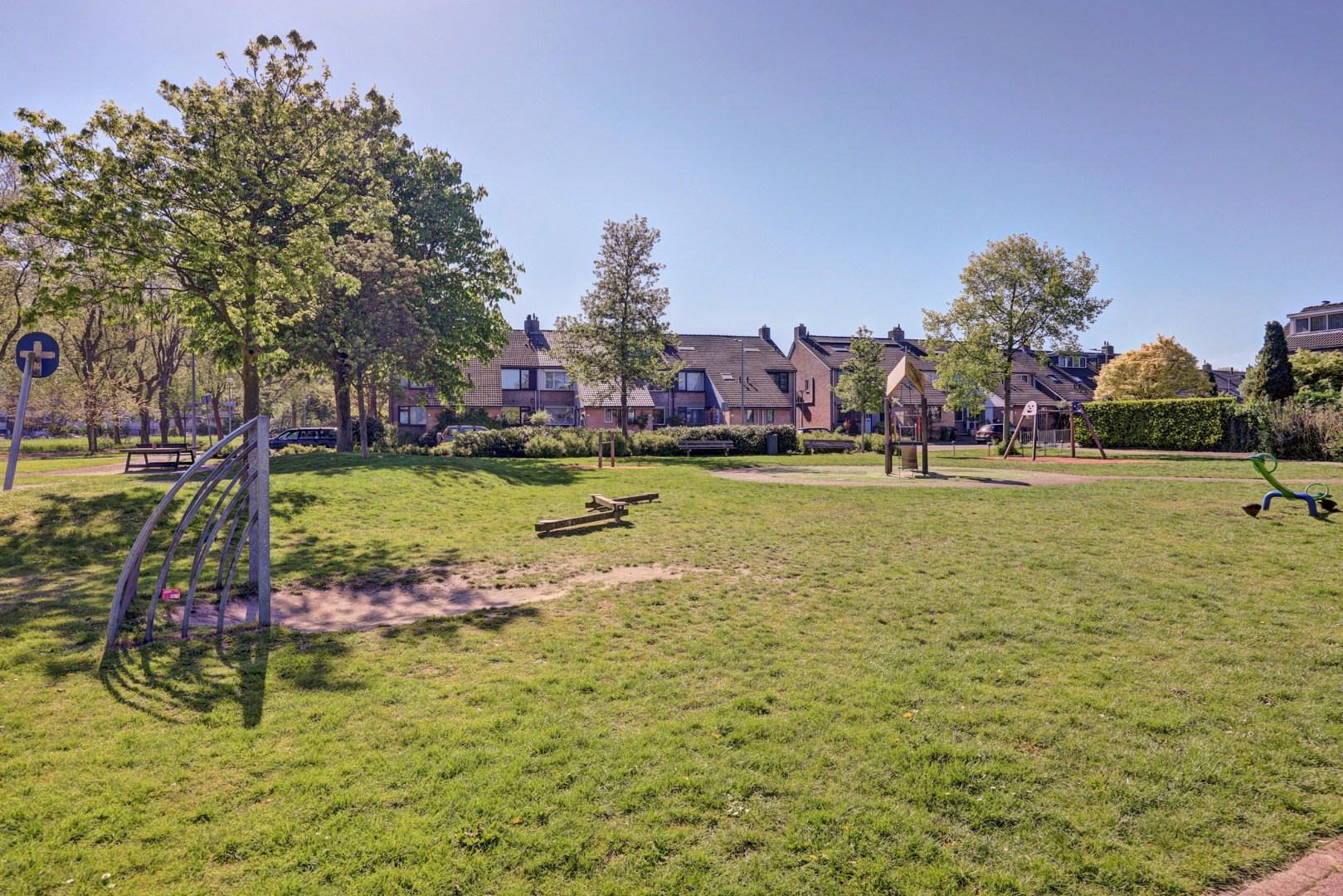 Goed onderhouden geschakelde  5-kamer woning, instapklaar, parkeerplaats, berging, zonnige tuin en gelegen in de zeer kindvriendelijke wijk Ommoord. 
