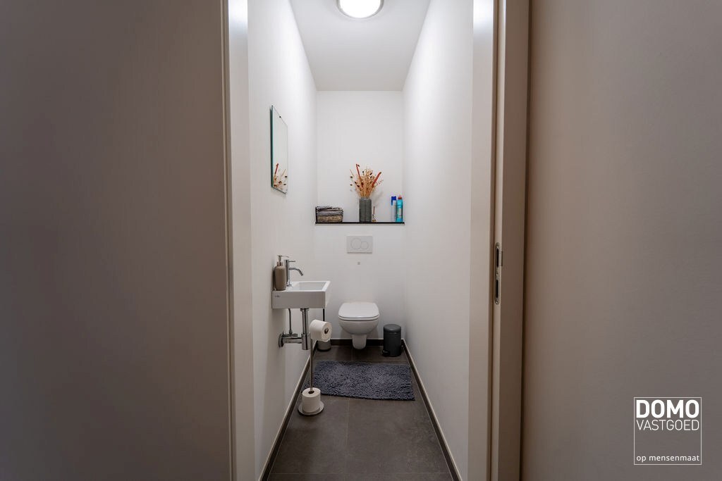 RUIM GELIJKVLOERS APPARTEMENT MET 2 SLAAPKAMERS, TERRAS EN PARKEERGELEGENHEID TE HASSELT (SINT-LAMBRECHTS-HERK) 