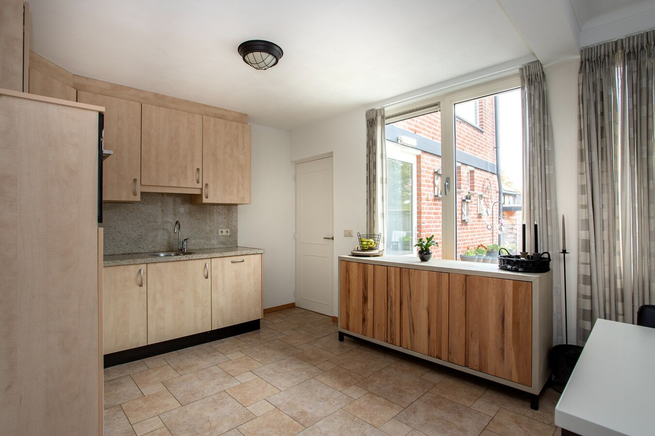 Vrijstaande, goed onderhouden woning met inpandige garage en multifunctionele ruimte, gelegen op een perceel van 312 m2. 