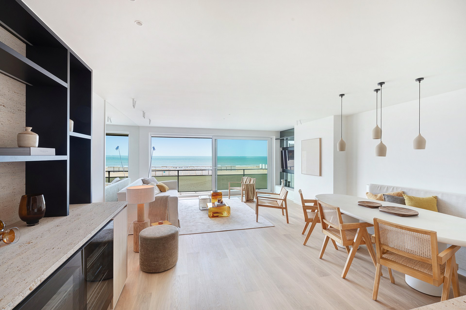 Op een absolute topligging aan de zeedijk in het Zoute bevindt zich dit prachtig gerenoveerde appartement op de eerste verdieping van een standingvolle residentie, met een gevelbreedte van 5,20 meter 