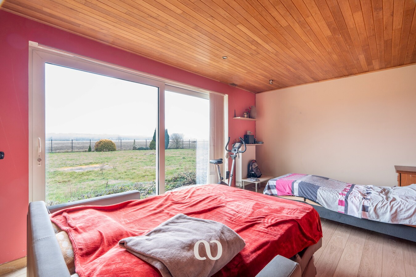 Gerenoveerde hoeve met atelier en een prachtig zicht 