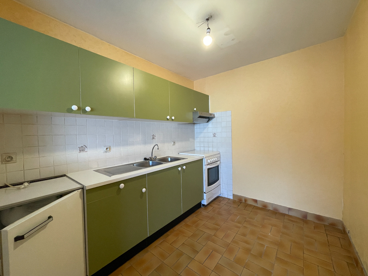 Gelijkvloers appartement met 2 slaapkamers en garage te centrum Roeselare 