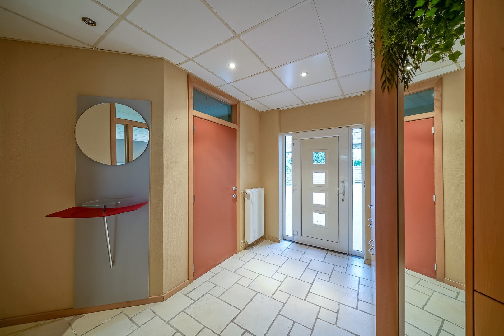 Winkelruimte met magazijn en woonst te Oostende 