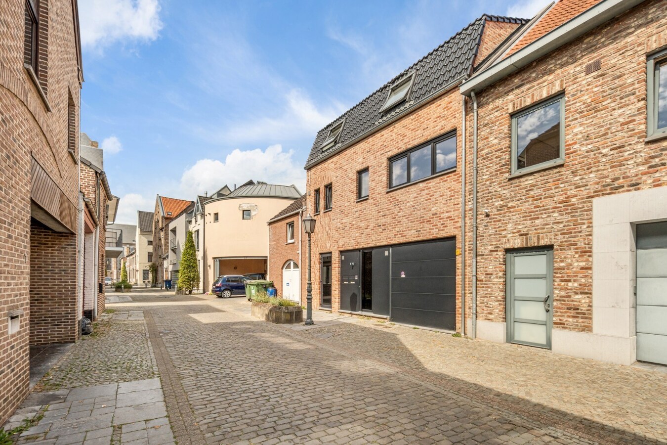 Recent, hoogwaardig afgewerkt gelijkvloers appartement, met terras en inpandige garage, in het centrum van Maaseik! 