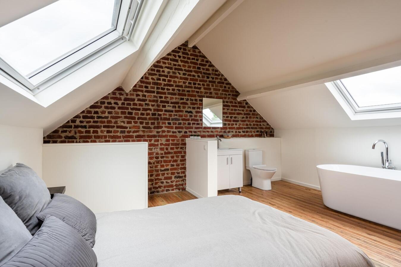 Lichtrijke woning met garage in het hartje van Ieper 