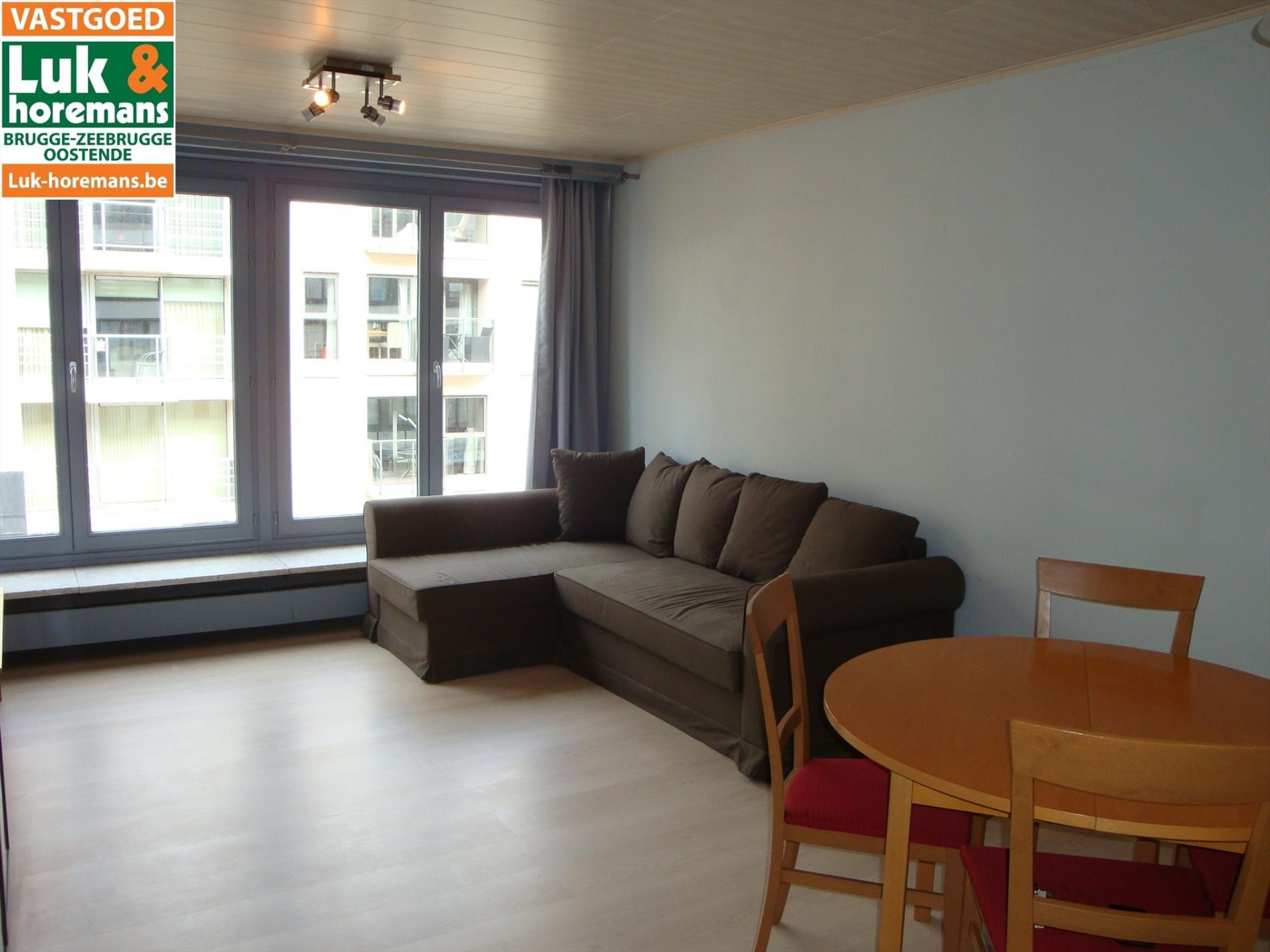 studio met zijdelingse zeezicht 