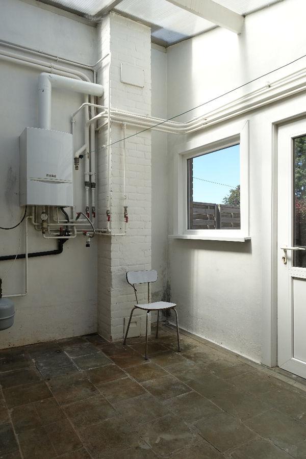 Half-open woning met garage/loods op uitstekende ligging 