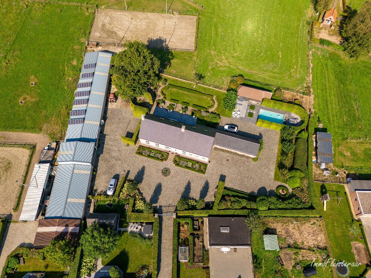 Hoogwaardig afgewerkte villa met stalgebouw en aanpalende weides op ca. 1,7 ha  te Herenthout 
