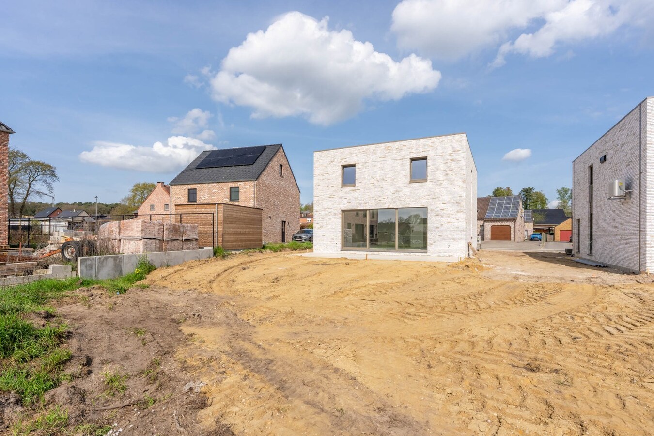 Vrijstaande, rustig gelegen CASCO + afgewerkte woning in een moderne bouwstijl op een fraai perceel op een rustige locatie! 
