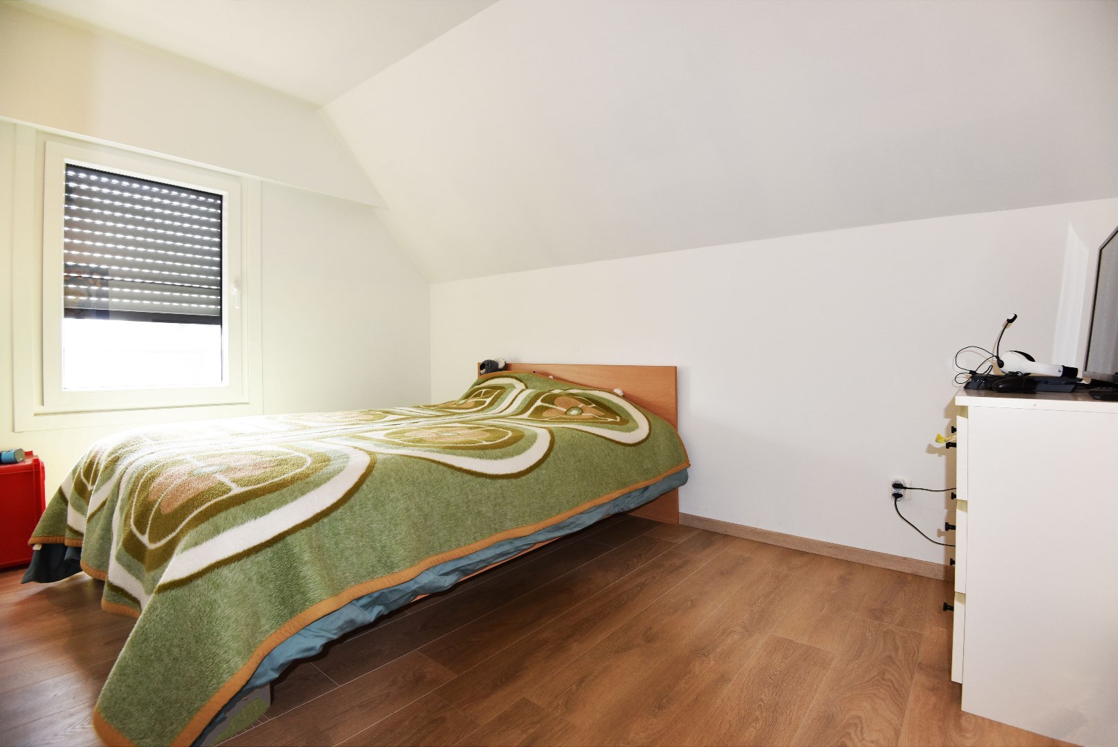 Gerenoveerde open bebouwing met 3 slaapkamers, terras en garage 