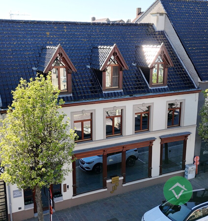 Deze instapklare handelswoning is gelegen in het centrum op een commerciële topligging op de markt van Koekelare 