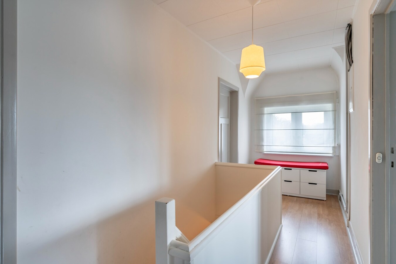 Ruime woning met 4 slaapkamers op een zeer ruim perceel. 