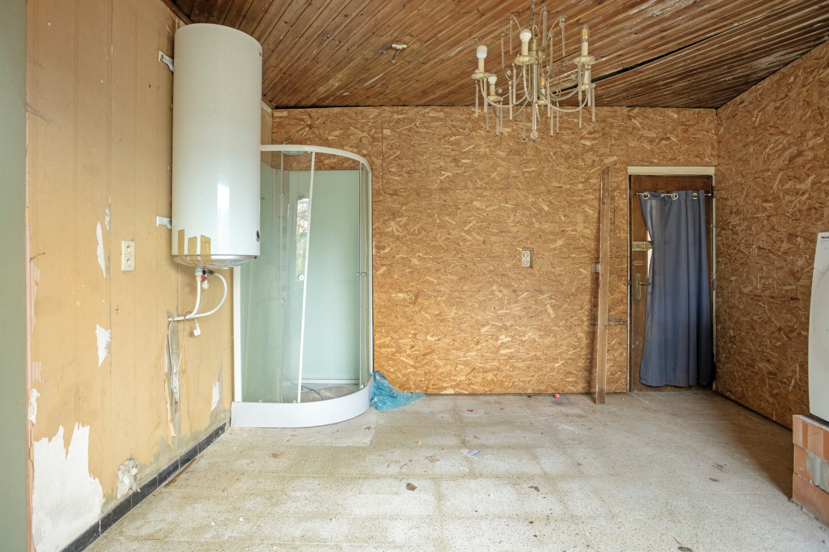 Te renoveren handelswoning met 4 slpk. en opslagruimte in het centrum van Geel-Sint-Dimpna 