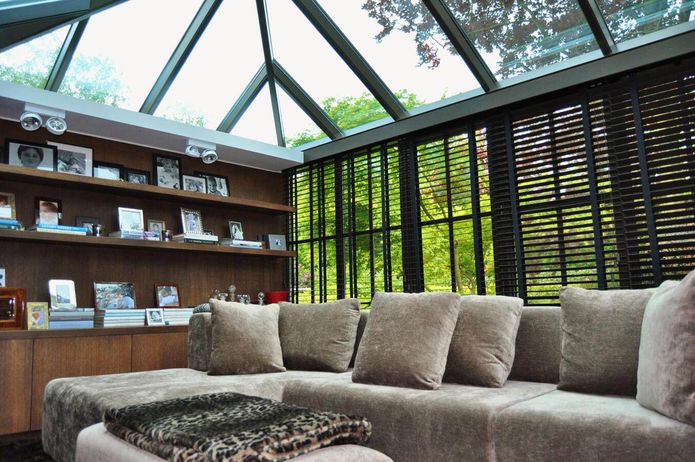 Ruime villa met stallingen en weide op 4900m² te Schoten 