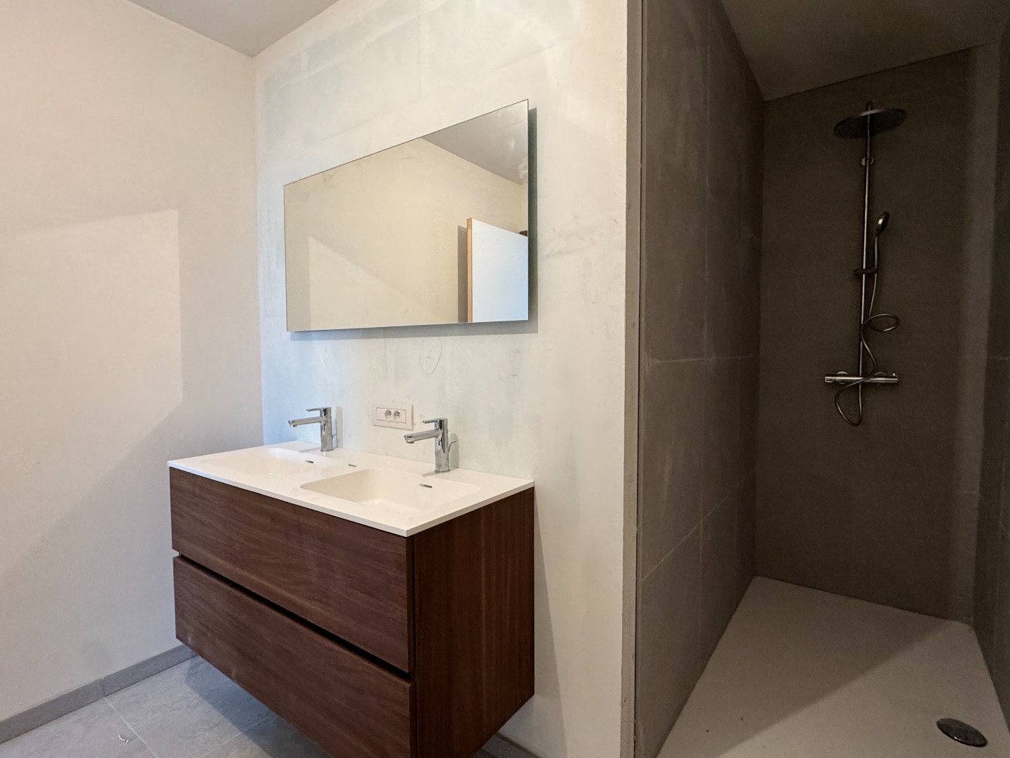 Nieuwbouwappartement met één slaapkamer, terras en ondergrondse autostaanplaats te koop in Zulte 