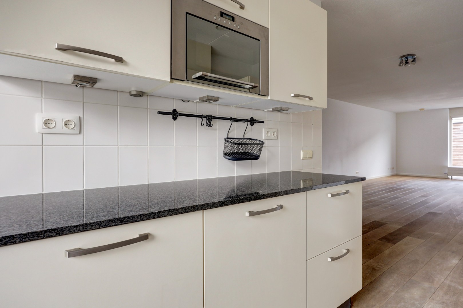 Energiezuinige (A-label) en instapklare 6-kamer tussenwoning met lichte woonkamer, moderne keuken, vijf slaapkamers, zonnige onderhoudsvriendelijke tuin met achterom en gelegen op eigen grond. 