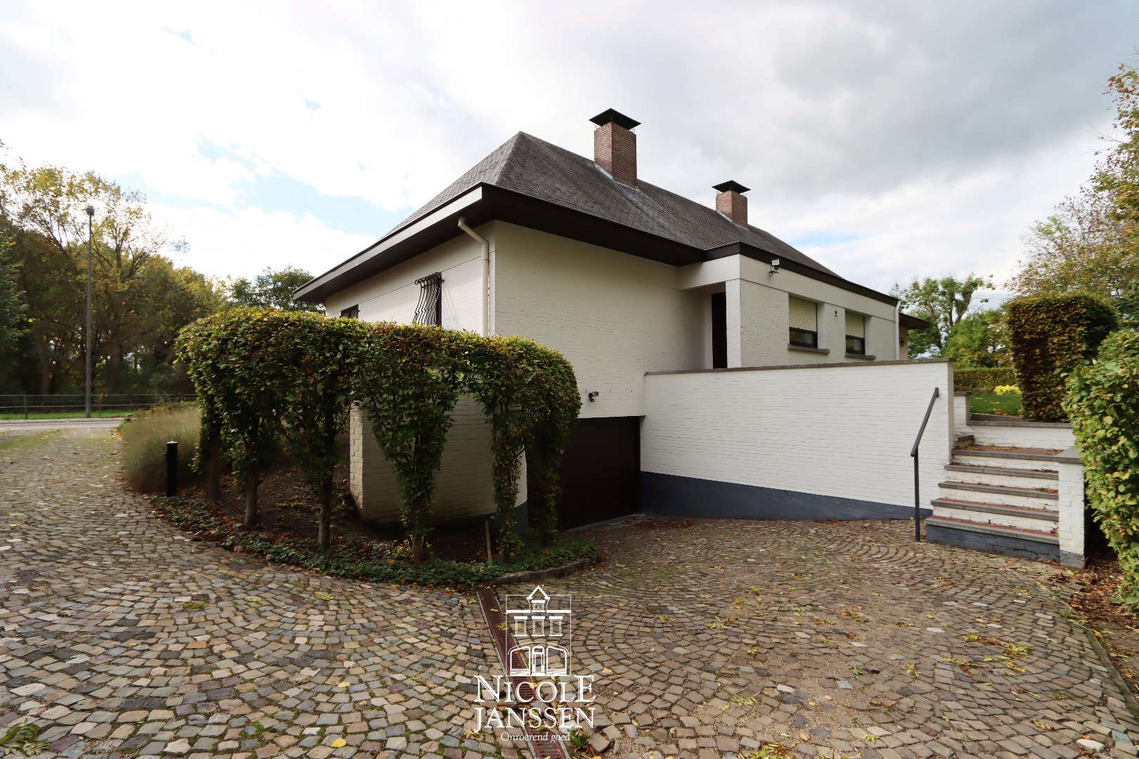 U kan via deze oprit de ondergrondse garage bereiken 