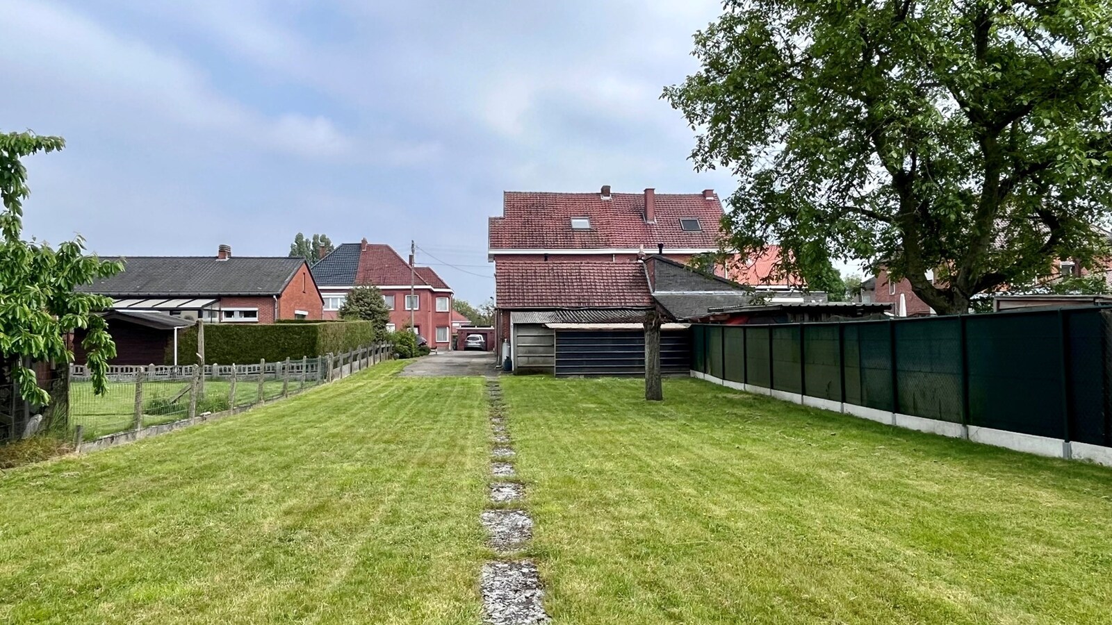 Gerenoveerde woning met prachtige tuin, gelegen in het centrum van kermt. 