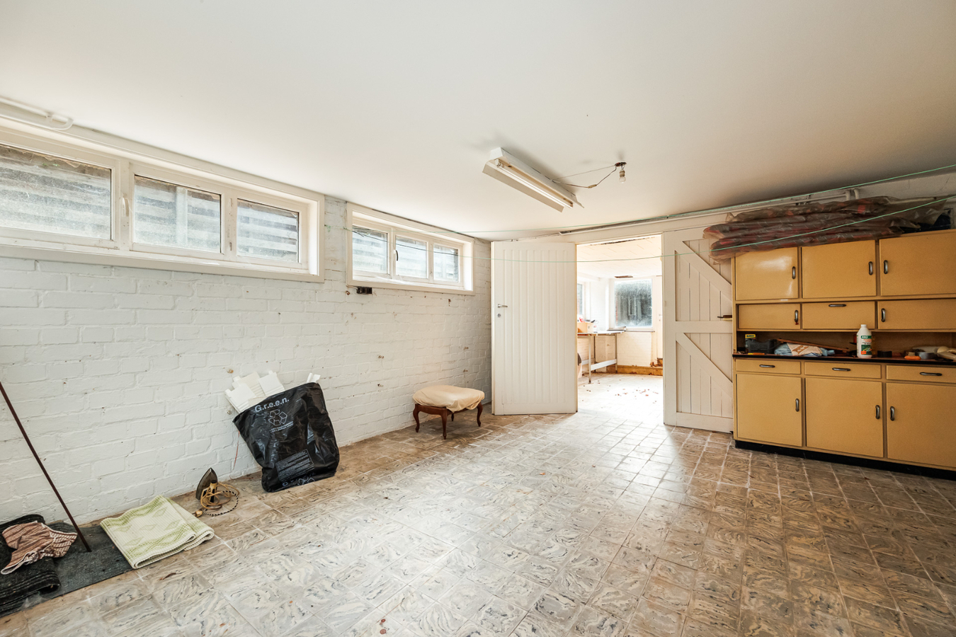 Te renoveren HOB met 3 slpk en 3 garages te Herentals! 