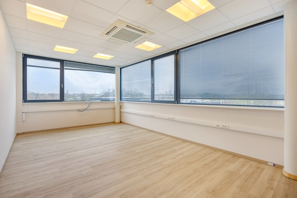 Kantoor te koop in het industriepark te Haasrode/Heverlee met 14 parkings - opp. 626 m² - verkoop van aandelen 
