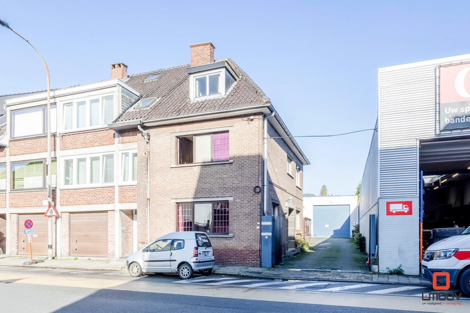 Zeer groot magazijn met bijhorende charmante woning en leuke tuin 