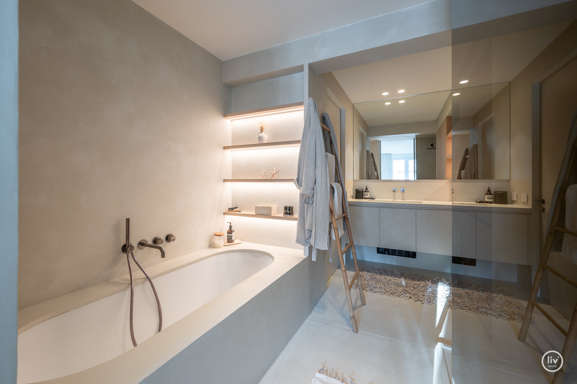 Magnifique appartement rénové avec une vue imprenable sur la mer, idéalement situé sur la digue du Zoute, à proximité de la place Albert. 