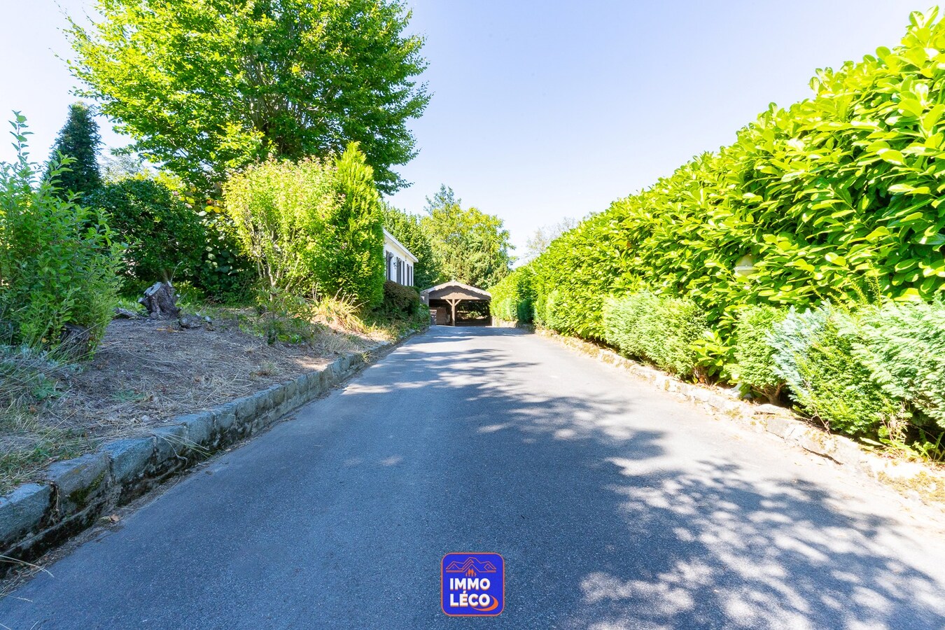 Villa "Plain-pied" érigée sur 1311m², double garage, carport, jardin, TOP SECTEUR !! 