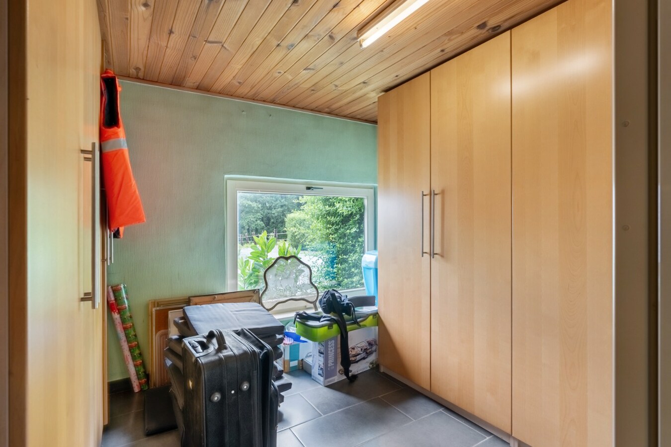 Uniek gelegen woning aan de bosrand op een perceel van 36a67ca waarvan 22a82ca geschikt is als paardenweide! 