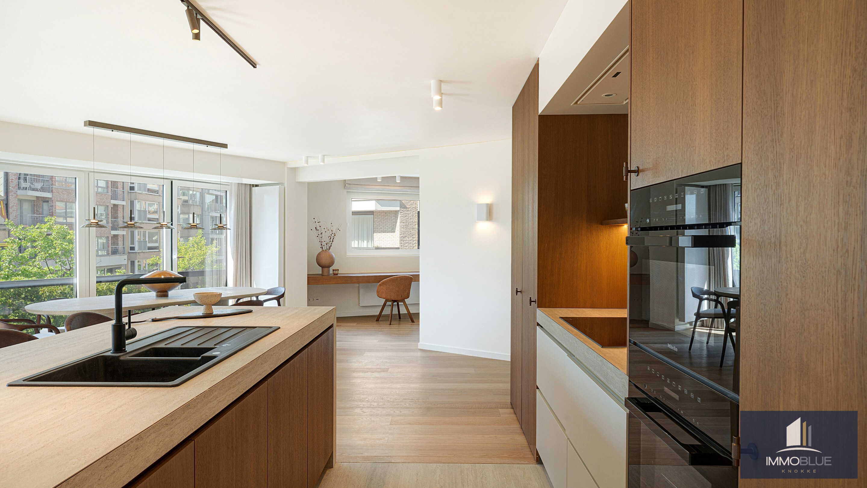 Uitzonderlijk hoekappartement, gelegen in de Zoutelaan, met een gevelbreedte van ca. 16 meter en biedt een open uitzicht op de Lippenslaan. 