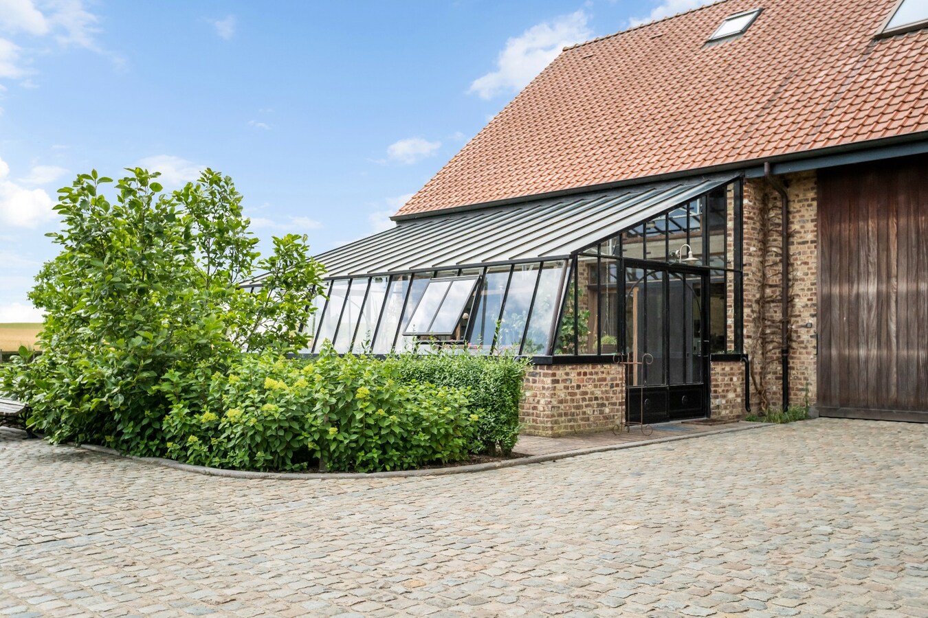 Unieke vierkantshoeve op toplocatie in Heuvelland te koop! 
