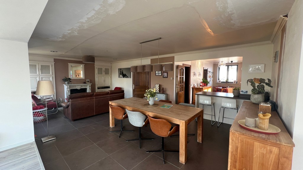 Showroom met werkplaats en appartement te koop in Wondelgem