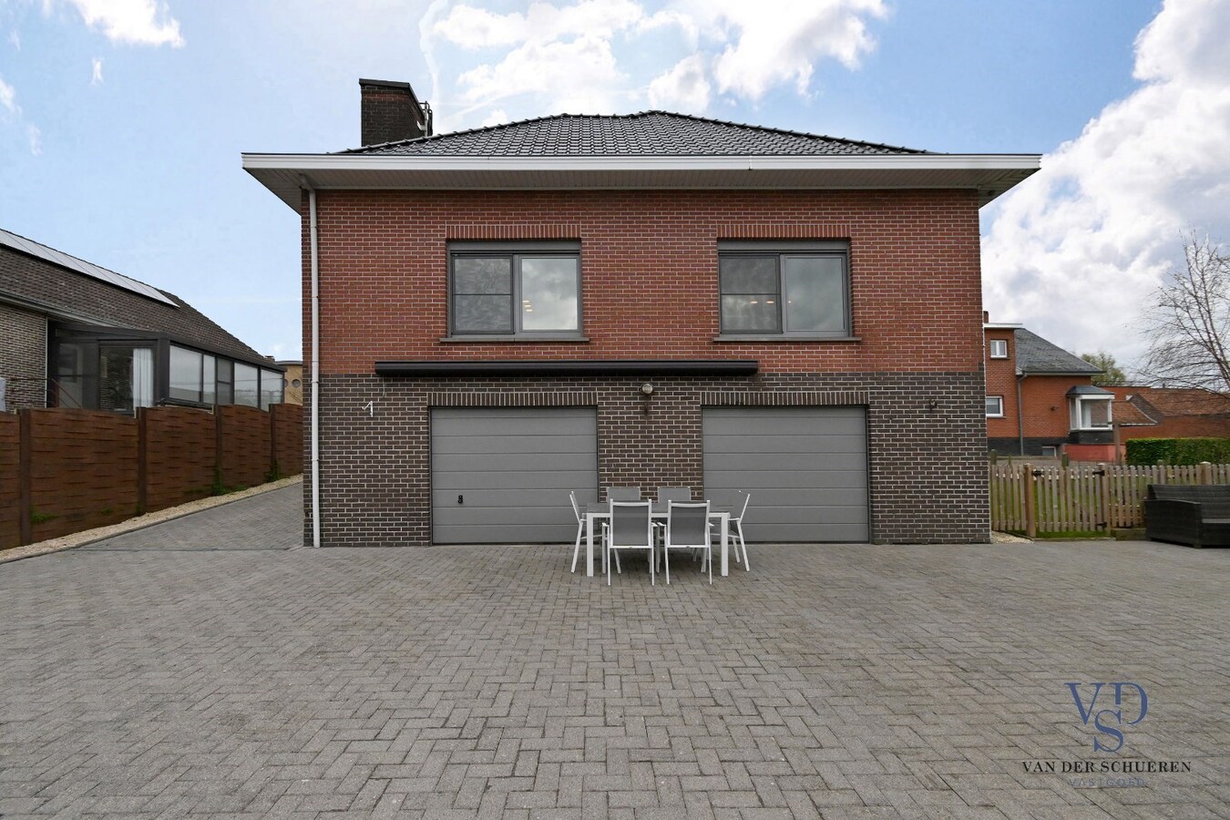 Bijzonder degelijke, instapklare ruime eigendom 