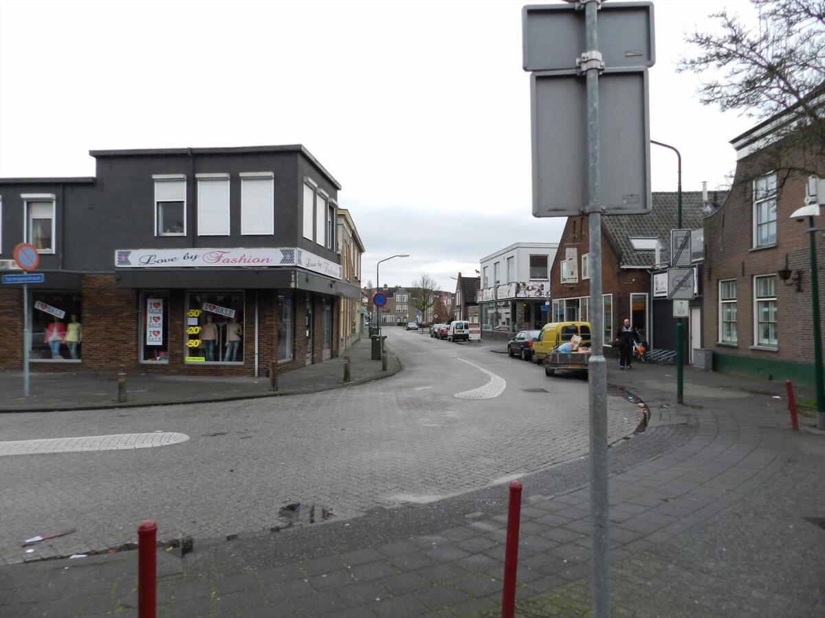 Karakteristiek, ruim woon-winkelpand in het centrum van Kaatsheuvel. In de Hoofdstraat gelegen, zeer goed bereikbaar met veel passanten! 