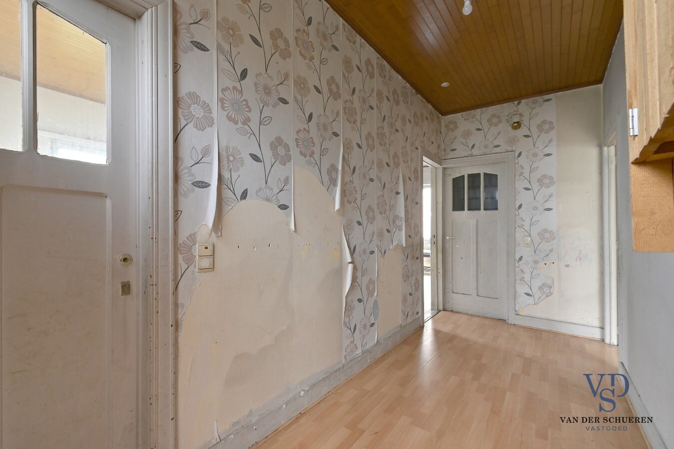 Te renoveren woning op ruim perceel te Kerkgate Mater. 