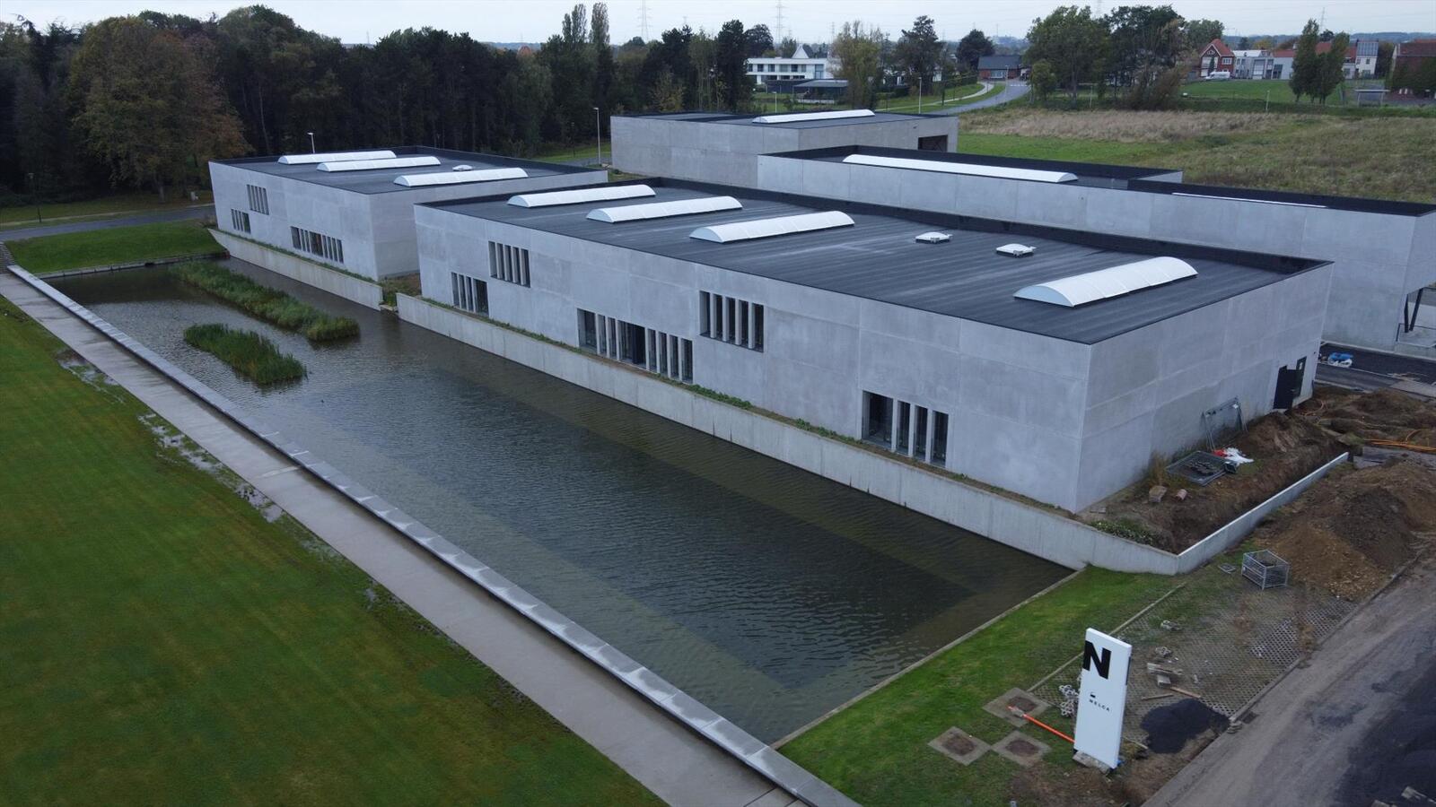 Ruime nieuwbouw KMO-unit van 256 m² te Lendelede 