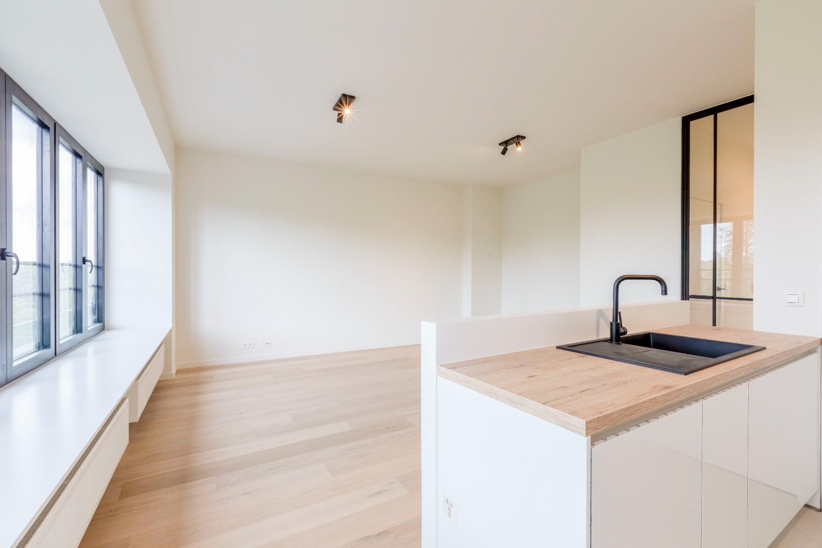 Gerenoveerd 1slp. app met bureau en groot terras. 